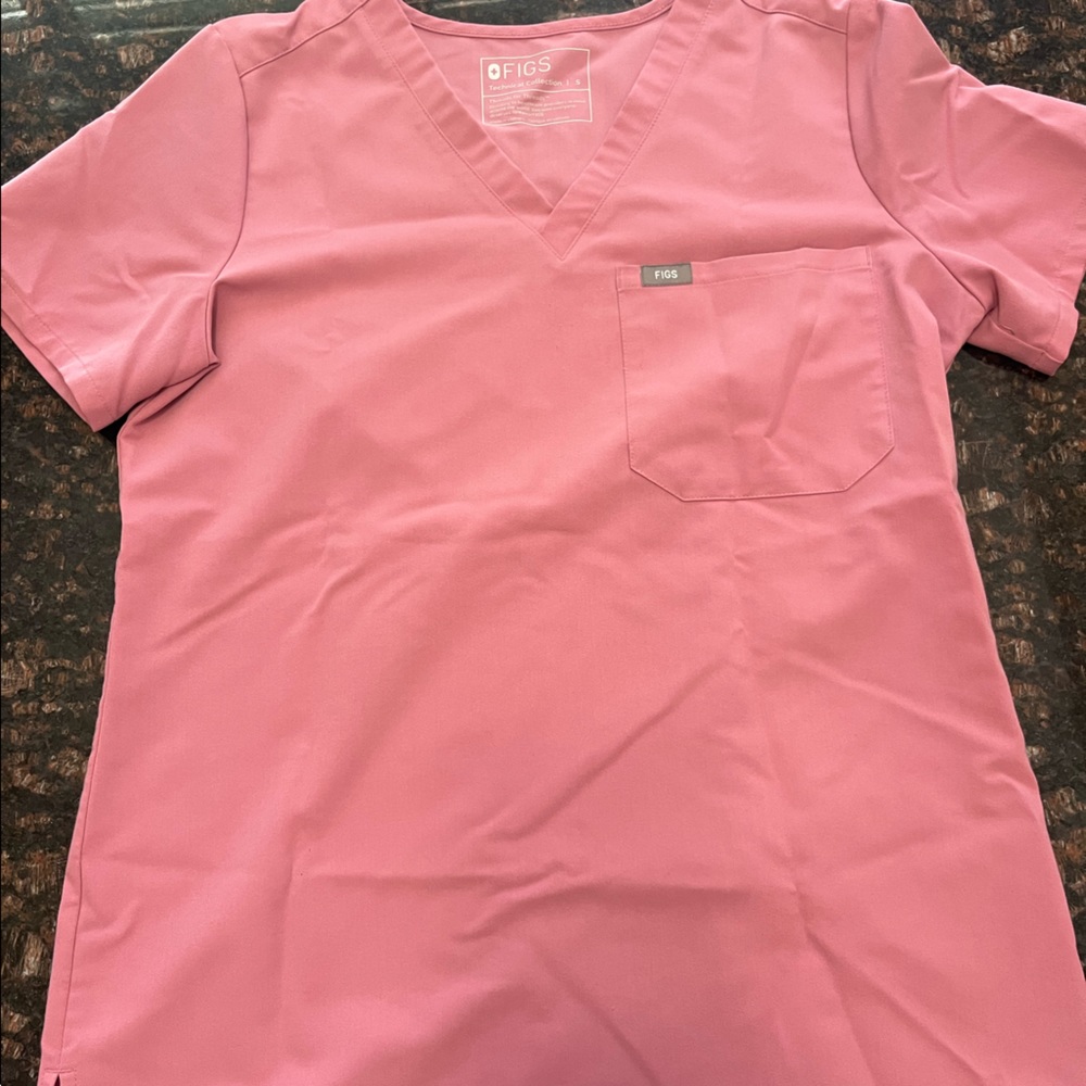 FIGS SCRUB TOP ONE POCKET CHALK PINK